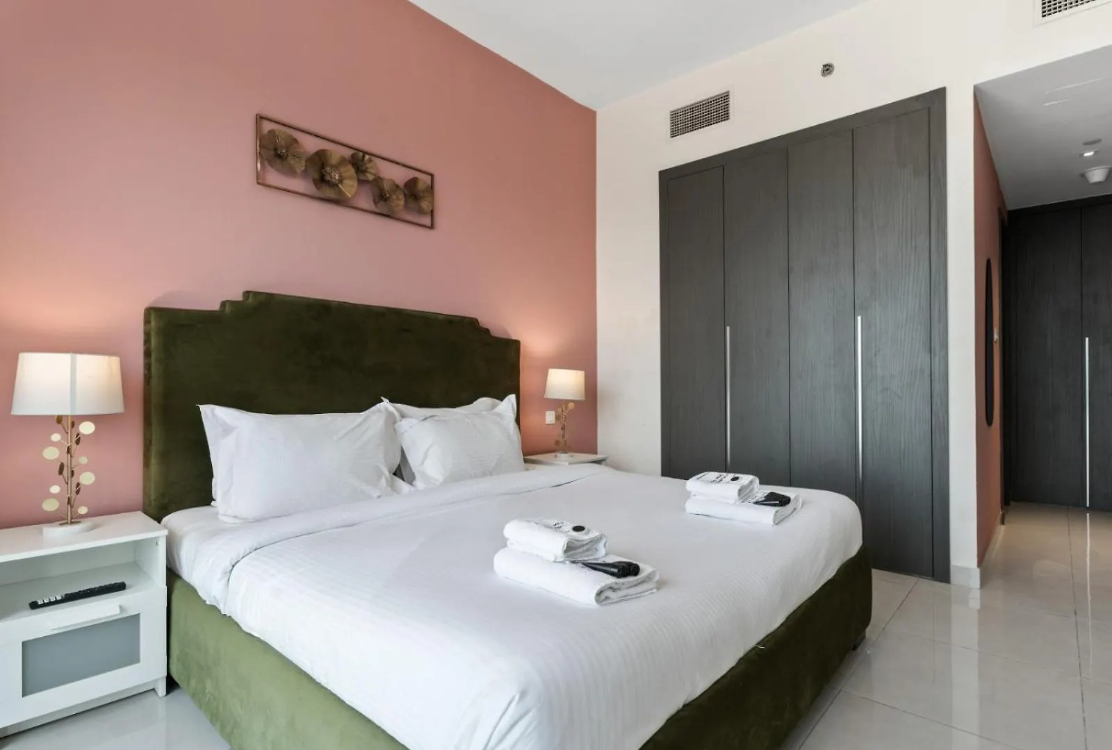 Sleek 1-Bedroom Apartment -Ag Tower, Business Bay Dubaj