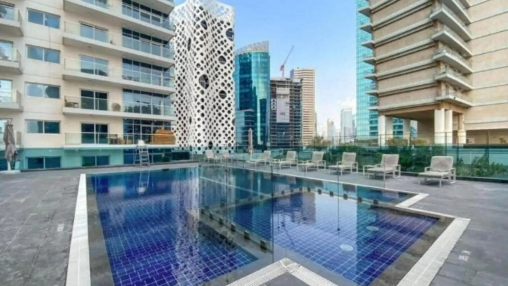Sleek 1-Bedroom Apartment -Ag Tower, Business Bay Dubaj