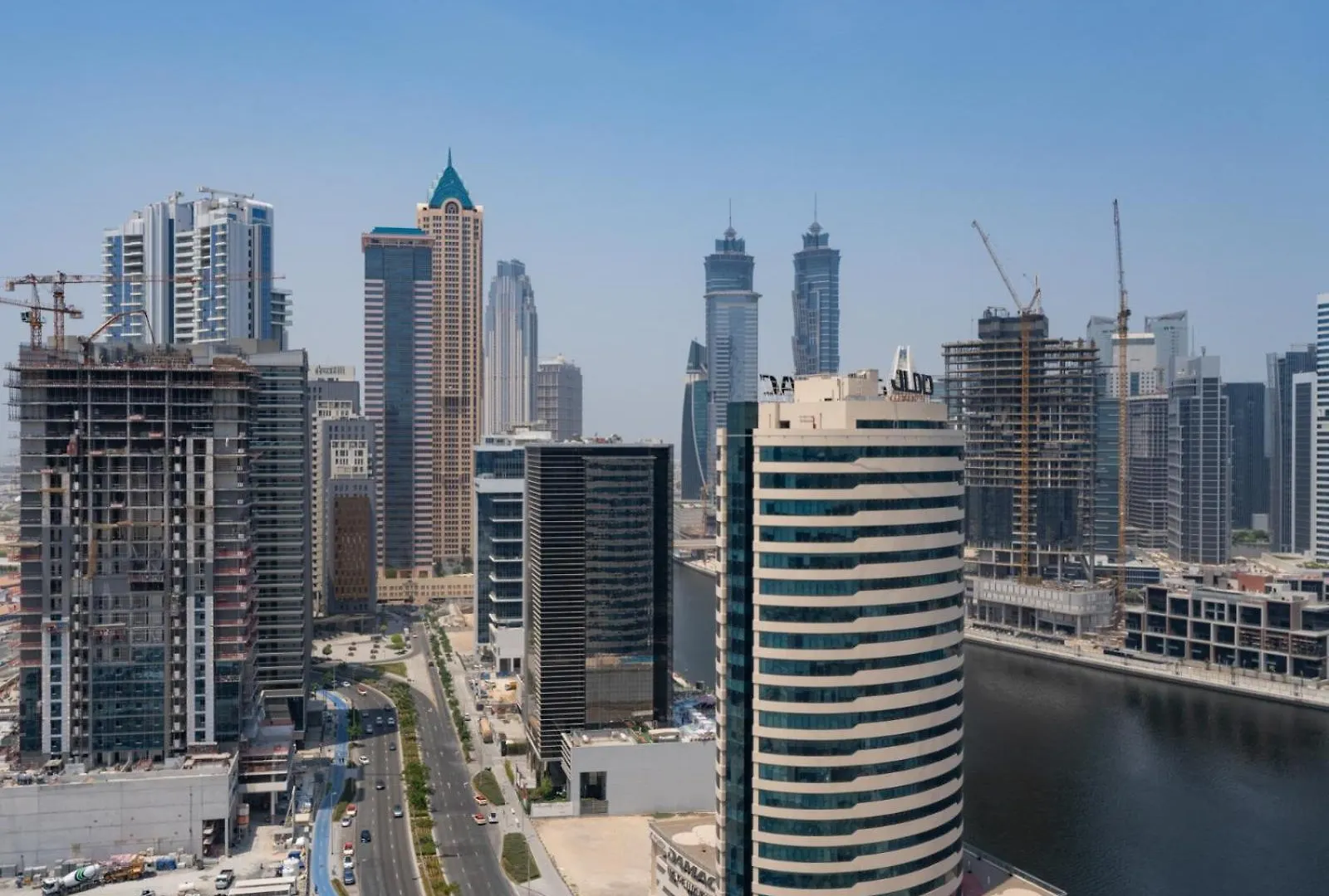 Sleek 1-Bedroom Apartment -Ag Tower, Business Bay Dubaj