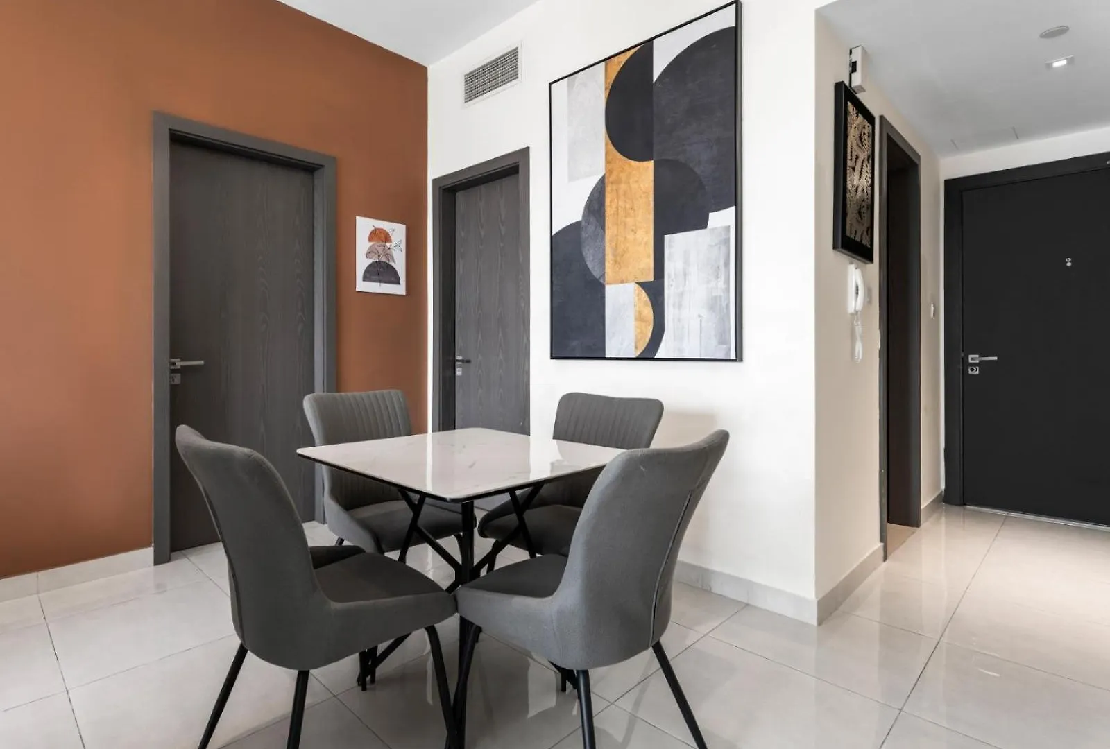 Sleek 1-Bedroom Apartment -Ag Tower, Business Bay Dubaj